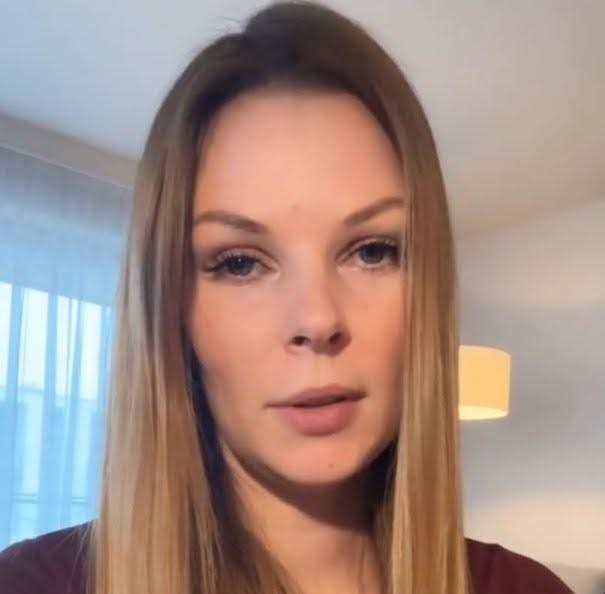 Małgorzata Tomaszewska w studiu telewizyjnym podczas pracy nad programem.
