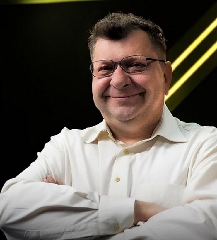 Zbigniew Stonoga, polski przedsiębiorca i aktywista, w zbliżeniu, z wyrazem zmęczenia i determinacji na twarzy.