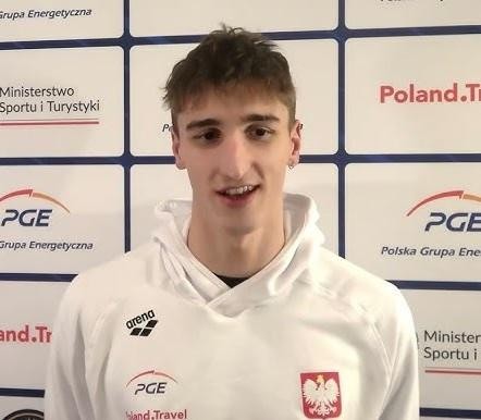 Zbliżenie na twarz Ksawerego Masiuka podczas intensywnego wysiłku w wodzie, skupienie i determinacja.