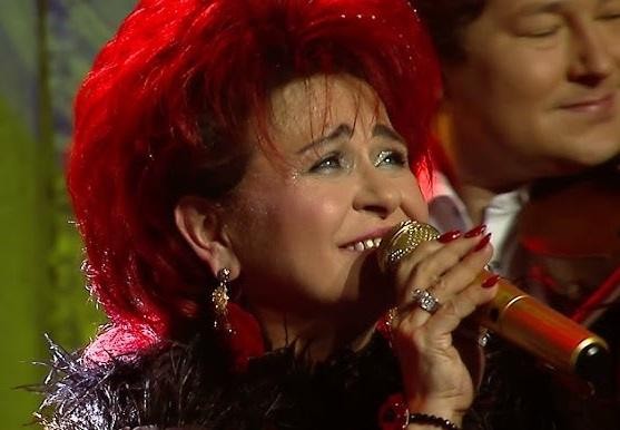 Bernadeta Kowalska, polska artystka disco polo, wokalistka i prezenterka, w stylizacji studyjnej.