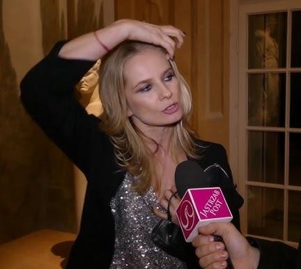 Magdalena Cielecka w trakcie pracy twórczej, uchwycona w chwili refleksji lub skupienia nad rolą.
