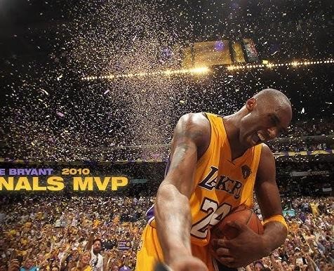 Kobe Bryant w dynamicznej akcji podczas meczu NBA, zdeterminowany i skoncentrowany na grze.