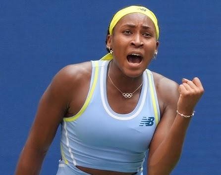 Zbliżenie na Coco Gauff podczas meczu, z widocznym skupieniem i determinacją na twarzy.