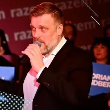 Adrian Zandberg podczas wystąpienia publicznego