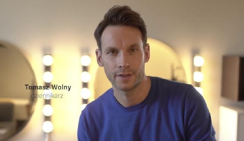 Tomasz Wolny podczas pracy w studiu telewizyjnym, w trakcie rozmowy.
