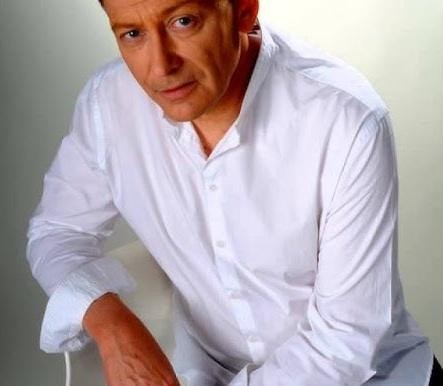 Jacek Borkowski w domowym zaciszu, przygotowujący posiłek dla rodziny.