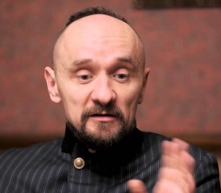 Uchwycenie momentu tworzenia spektaklu teatralnego: reżyser lub osoba z zespołu teatralnego podczas pracy nad przedstawieniem.