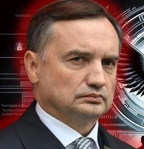 Młotek sejmowy na biurku podczas obrad parlamentu
