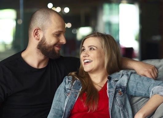 Maciej Pela podczas treningu tanecznego w studiu, skupiony i pełen pasji.