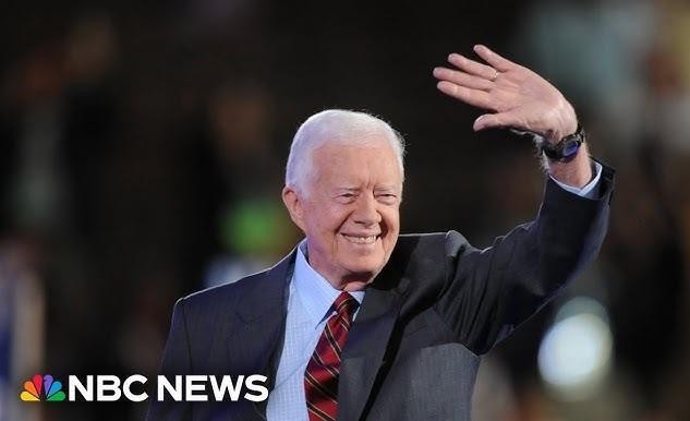 Jimmy Carter pracujący w ramach Habitat for Humanity, uosabiający jego zaangażowanie w pomoc humanitarną i służbę społeczną.