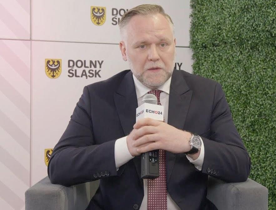 Dawid Jackiewicz, polityk Prawa i Sprawiedliwości, przemawiający na wiecu politycznym.