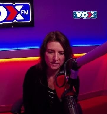 Renata Dąbkowska śpiewająca na scenie podczas koncertu.