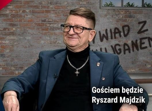 Ryszard Majdzik przemawiający podczas wydarzenia publicznego, symbolizujący jego zaangażowanie w życie społeczne i polityczne.