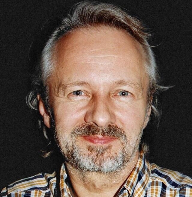 Krzysztof Stroiński na scenie teatralnej.