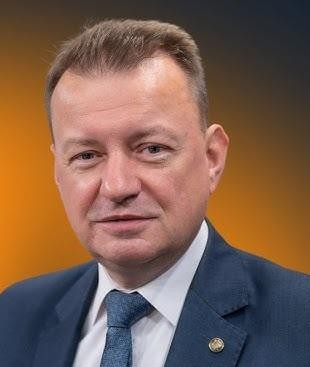 Mariusz Błaszczak podczas dyskusji politycznej w polskim parlamencie.