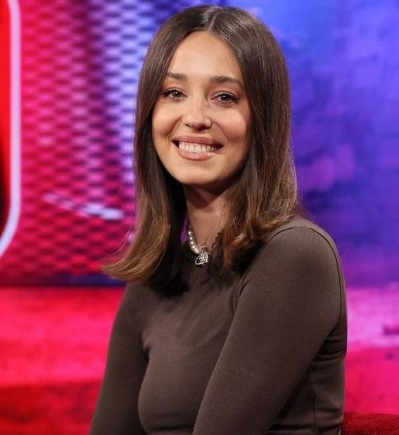 Iza Krzan podczas prowadzenia programu telewizyjnego w studiu.