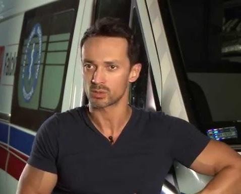 Rafał Cieszyński w dynamicznej scenie z serialu sensacyjnego.