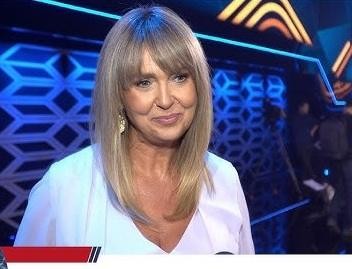 Ewa Wachowicz demonstrująca przepis kulinarny w swojej kuchni.