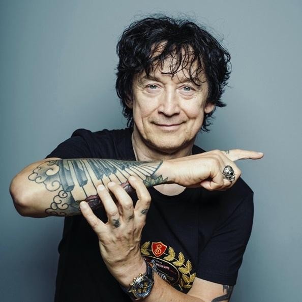 Jan Borysewicz w studiu nagraniowym z gitarą.