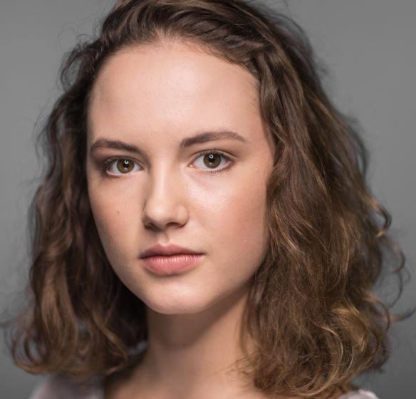 Martyna Byczkowska w scenie z serialu lub podczas występu teatralnego.
