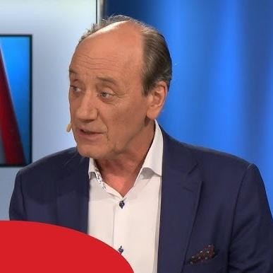 Dariusz Szpakowski komentujący mecz piłkarski