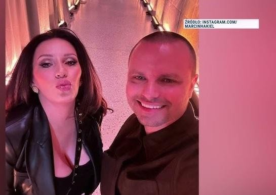 Marcin Hakiel ćwiczący układ taneczny w sali tanecznej.