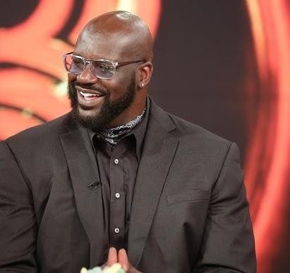Shaquille O'Neal w stroju Orlando Magic wykonujący wsad.