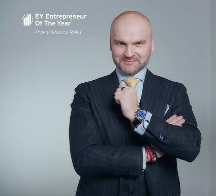 Paczkoma InPost w użyciu, z ludźmi odbierającymi i nadającymi przesyłki, symbolizujące innowacyjne i wygodne rozwiązania logistyczne.
