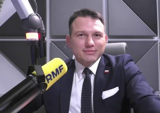 Sławomir Mentzen pracujący nad dokumentami, przygotowujący się do kampanii wyborczej 2025.
