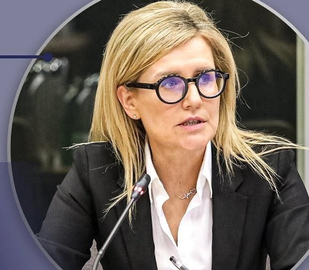 Prokurator Ewa Wrzosek pracująca w swoim biurze, symbol zaangażowania w wymiar sprawiedliwości.