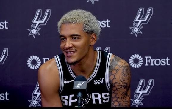 Jeremy Sochan w akcji podczas meczu NBA.