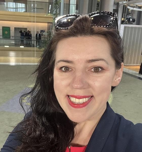 Dominika Ćosić w akcji jako korespondentka w Brukseli, relacjonująca wydarzenia polityczne.