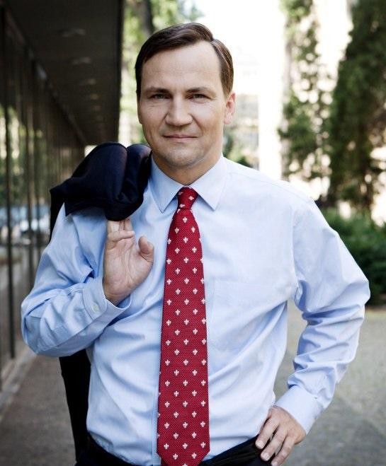 Radosław Sikorski podczas negocjacji dyplomatycznych i międzynarodowych spotkań.