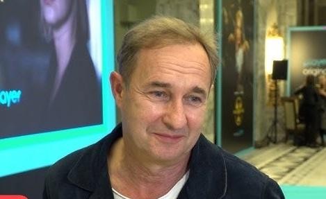 Dłonie Marka Kality trzymające rekwizyt teatralny lub scenariusz.