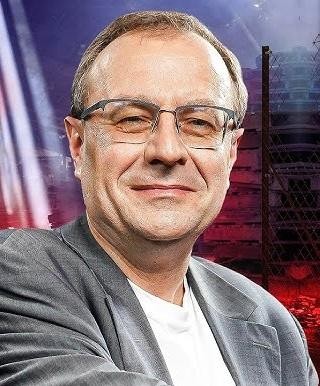 Profesor Antoni Dudek prowadzący wykład lub dyskusję na temat historii i polityki Polski.