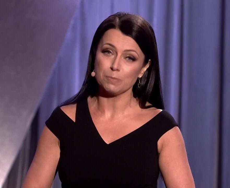 Adrianna Borek w chwili rozbawienia na scenie kabaretowej, polska aktorka