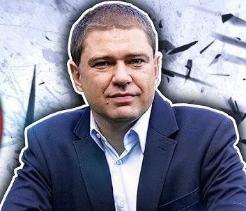 Piotr Szumlewicz przemawiający do zgromadzonego tłumu podczas wiecu lub konferencji prasowej.