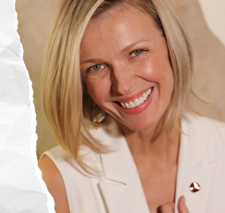 Magda Mołek podczas pracy w studiu telewizyjnym, w naturalnej, codziennej sytuacji, uchwycona w chwili rozmowy.