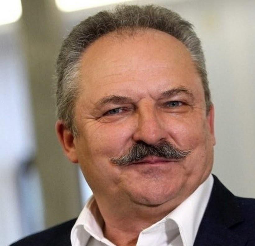 Przedsiębiorca Marek Jakubiak w swoim miejscu pracy, pracujący nad produktem Browarów Regionalnych Jakubiak.