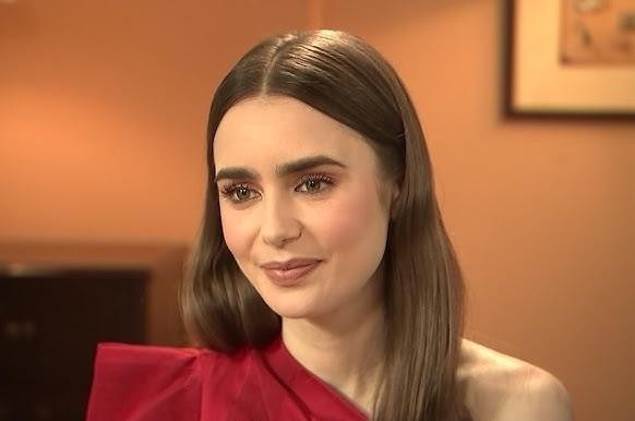Lily Collins na planie filmowym, podczas przerwy, w naturalnej pozie.