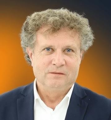 Jacek Karnowski, polski polityk i doktor nauk ekonomicznych, w wieku 61 lat, w formalnym stroju, na stonowanym tle sugerującym środowisko akademickie lub zawodowe.