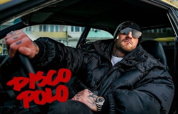 Kizo w dynamicznym ujęciu, podczas występu lub sesji zdjęciowej, w stylowej oprawie.