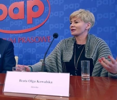 Beata Olga Kowalska w kostiumie scenicznym podczas próby lub występu.