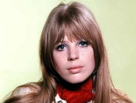 Marianne Faithfull w latach 60. XX wieku, czarno-białe zdjęcie ukazujące jej ikoniczny styl i młodzieńczą charyzmę.