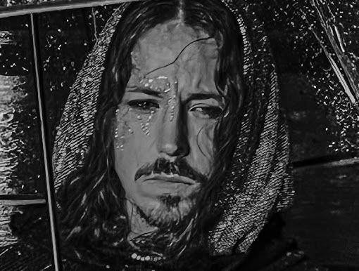 Michał Szpak śpiewający na scenie, z pasją i emocjami, w teatralnym oświetleniu.