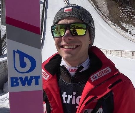 Jakub Wolny w locie na skoczni podczas konkursu