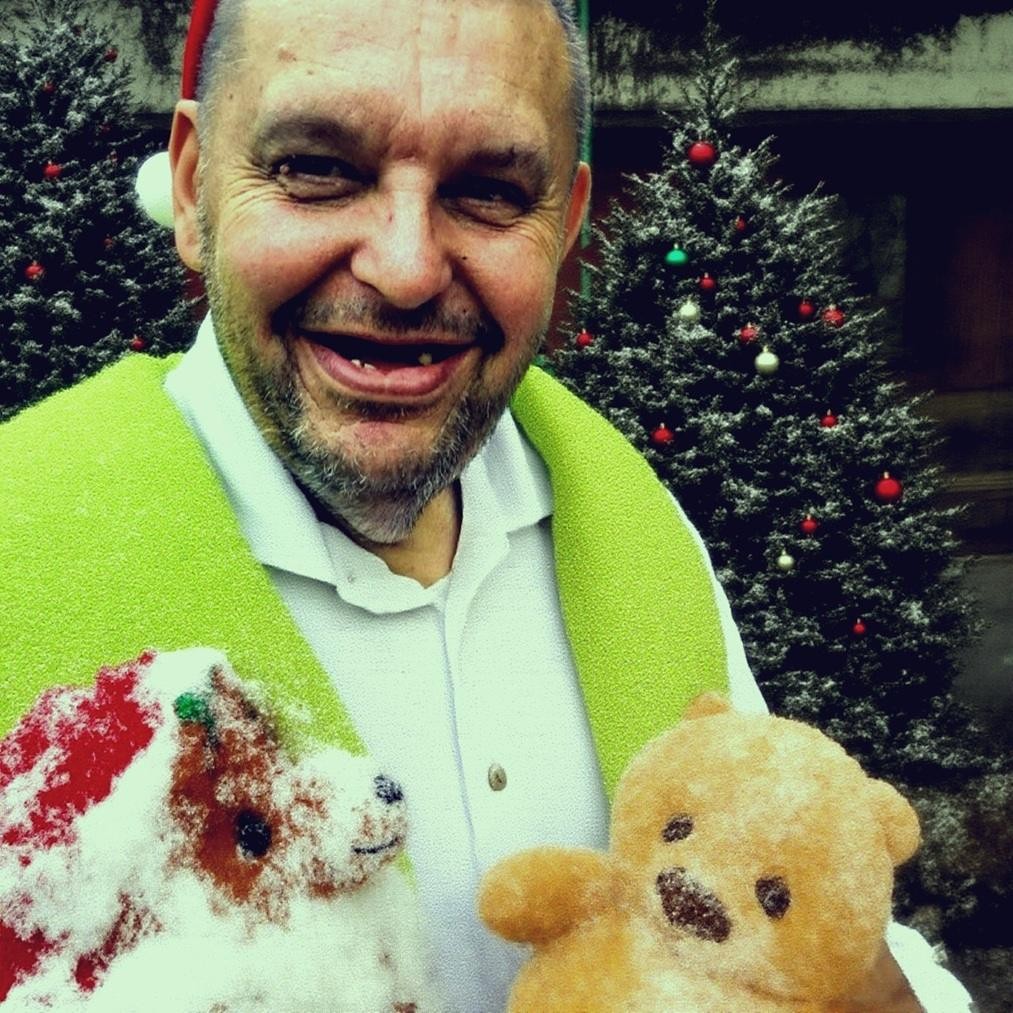 Krzysztof Kononowicz w swoim domu przy ulicy Szkolnej 17 w Białymstoku, uchwycony w naturalnym otoczeniu.