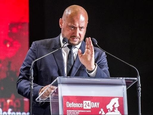 Jacek Siewiera, Szef Biura Bezpieczeństwa Narodowego, w garniturze, zdjęcie portretowe.